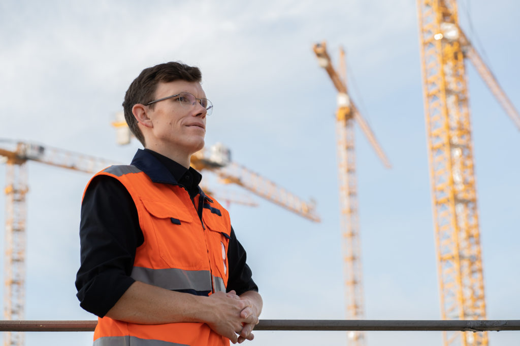 Porträtfoto von Rainer Lange auf einer Baustelle.